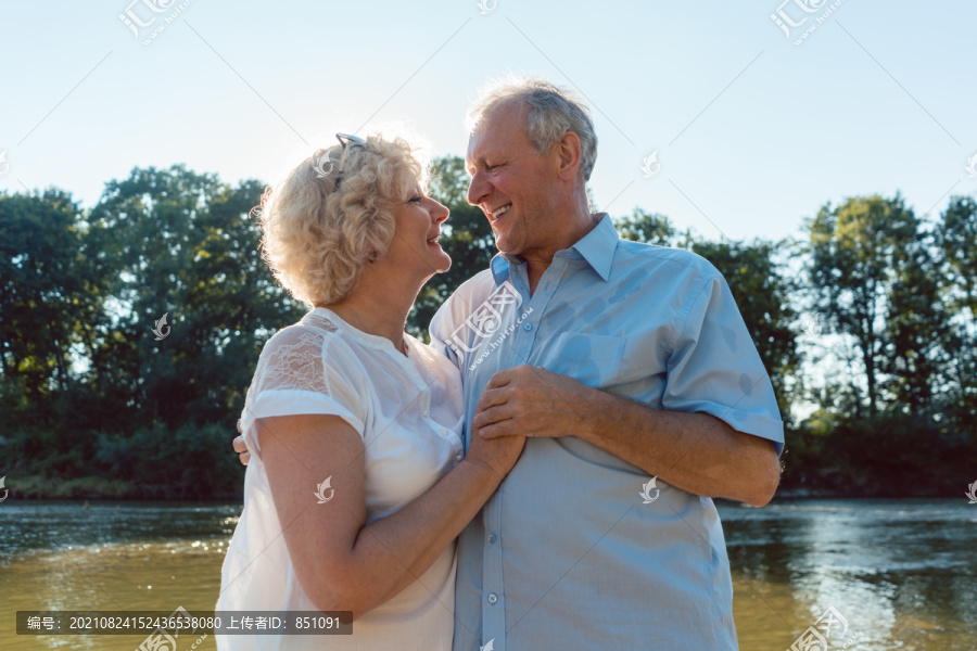 一对恋爱中的浪漫老年夫妇在夏季户外享受健康、积极的生活方式的低角度侧视图