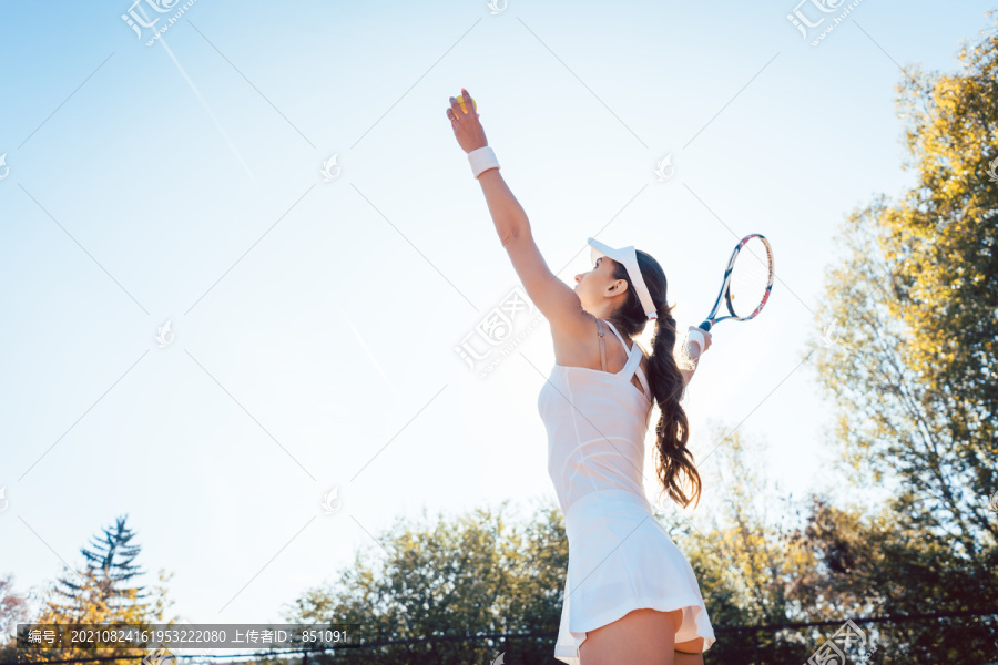 网球比赛中在场上发球的女子