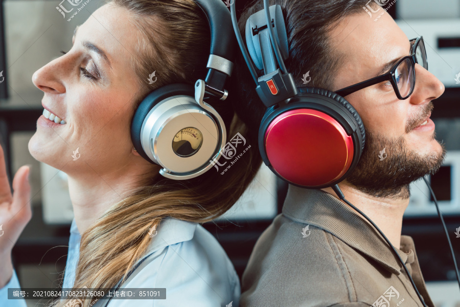 戴着耳机欣赏彼此靠在一起的高保真立体声音乐