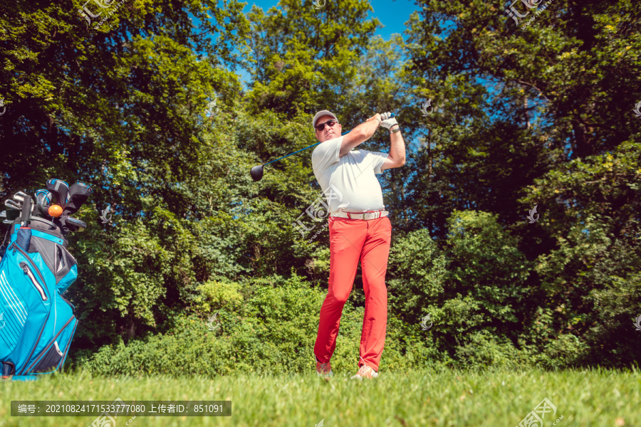 高尔夫球手在发球台击球远，远射