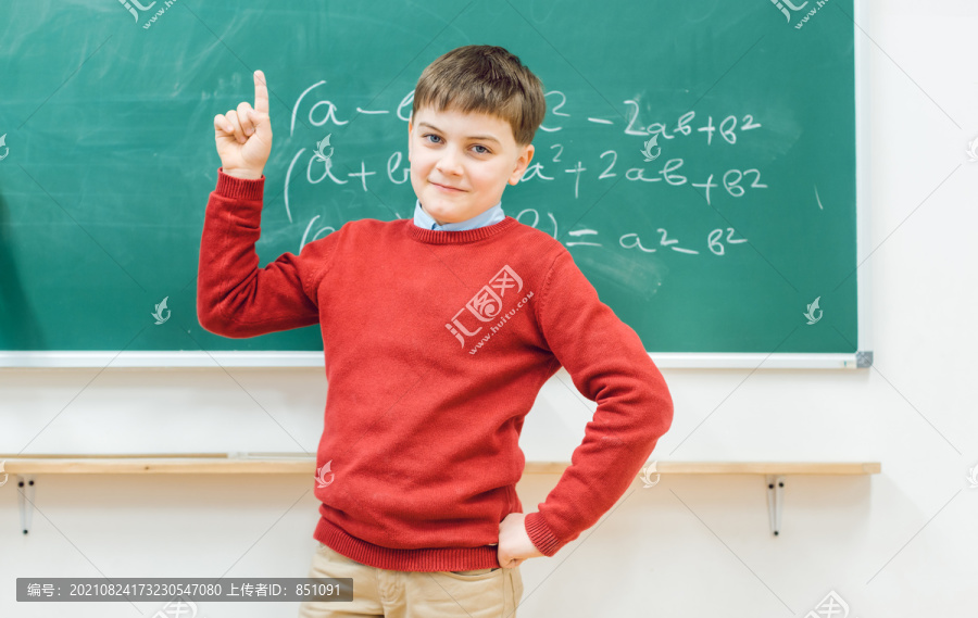 这位天才的小学生能够成功地举手解决数学问题