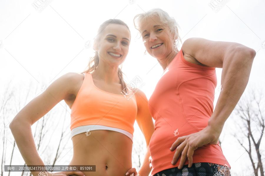 老年和年轻女子在户外运动，俯视