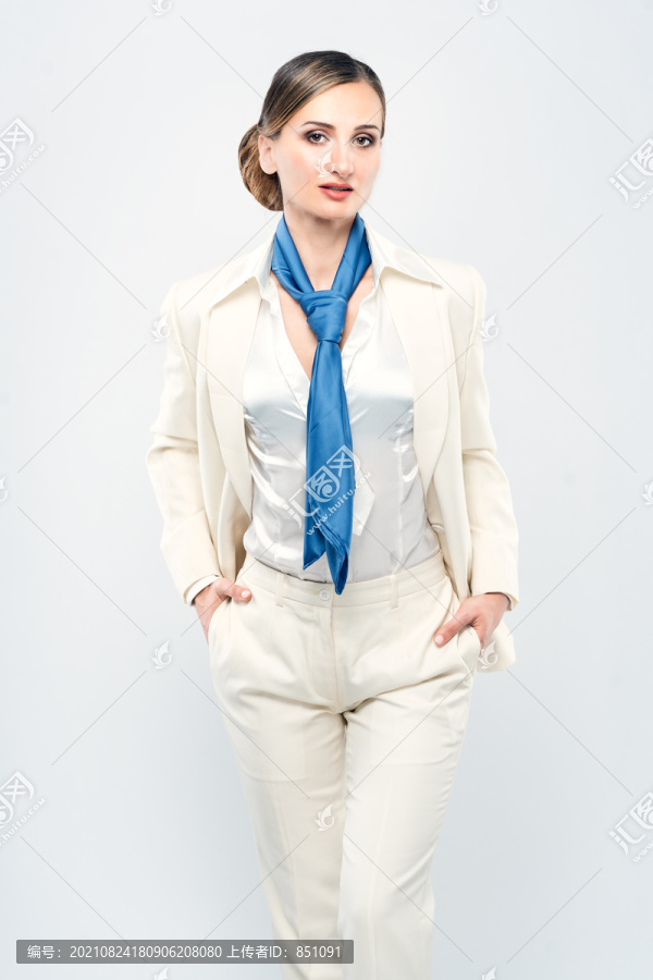 穿着白色西装和蓝色围巾的时尚女商人，摄影棚拍摄
