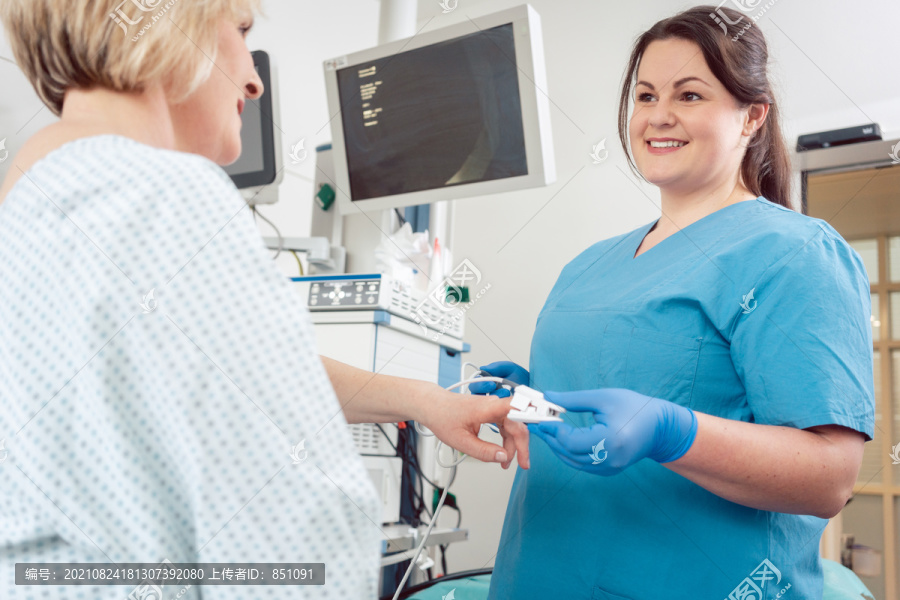 护士为住院病人准备手术用血压传感器