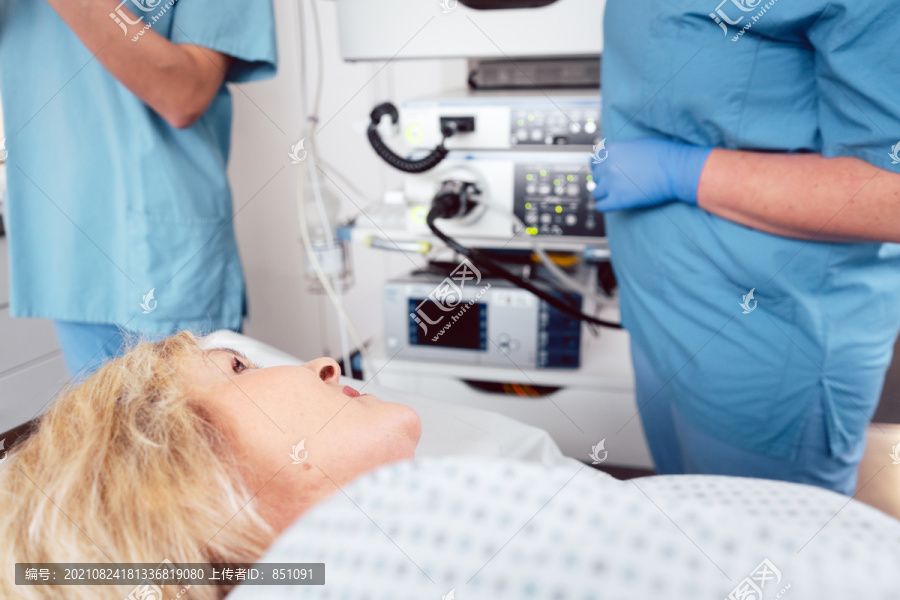 女病人在医院里看着护士准备手术