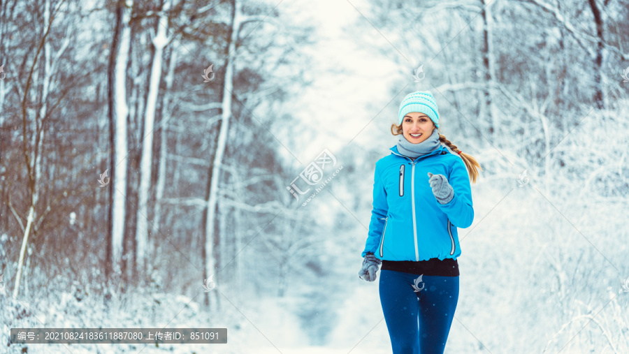 在寒冷多雪的森林里，一名女子慢跑着走向摄像机，以求健身