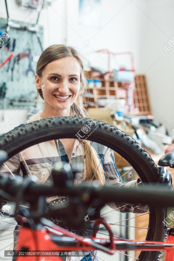 非常快乐的自行车修理工从自行车的轮子里看过去