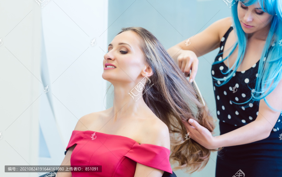 女理发师在她的商店或客厅为顾客的头发定型
