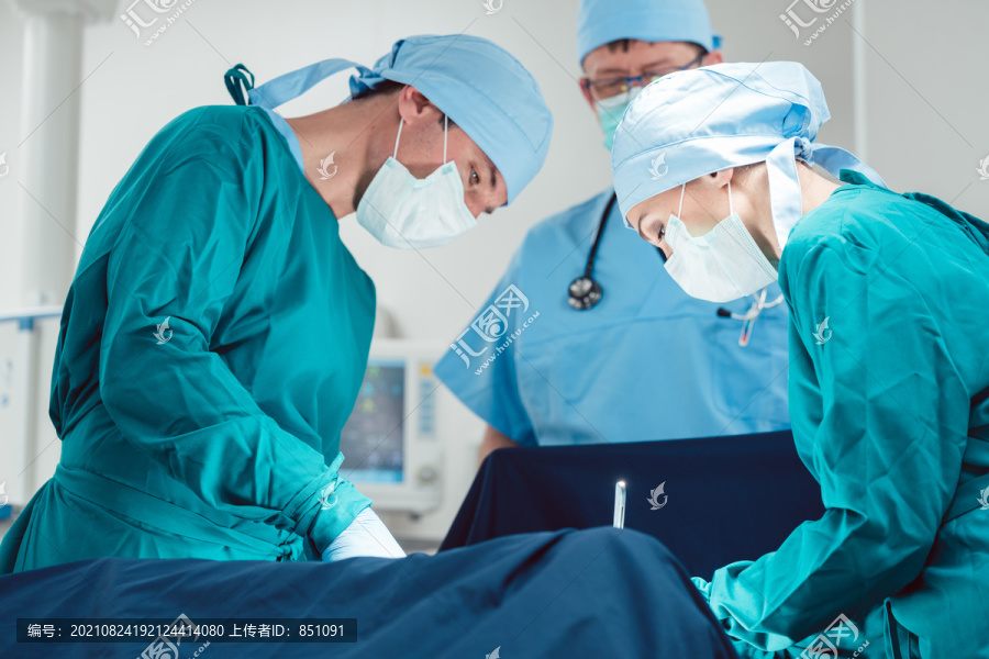 使用手术刀和工具在医院进行手术的医生