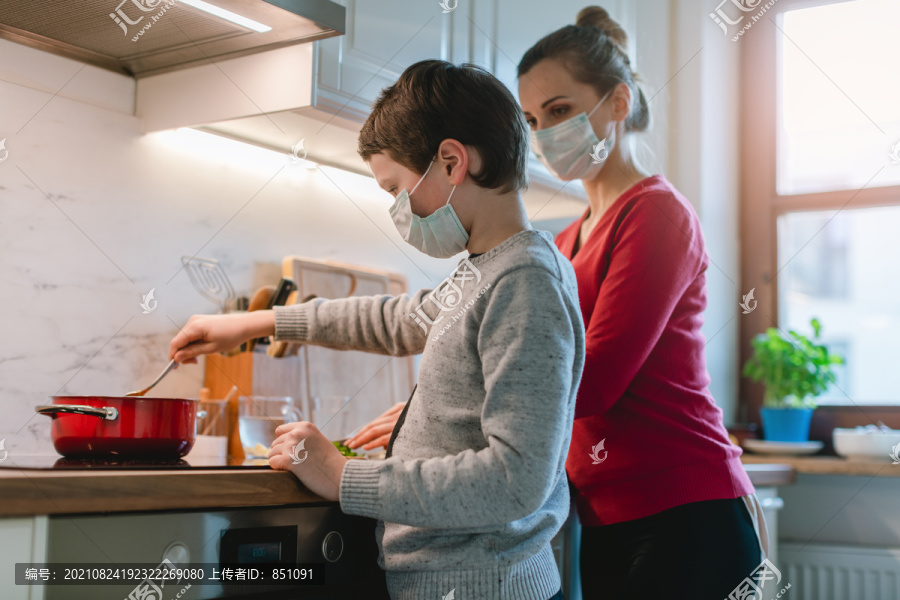 冠状病毒危机期间家庭在厨房做饭