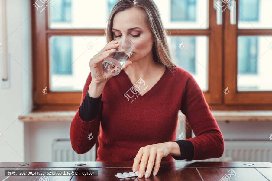 妇女感到恶心或不适，正在服用药物，水泡就在她面前