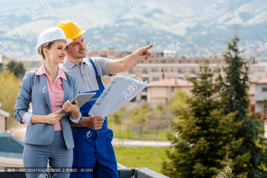 房地产开发商和建筑工人共同创造项目展望未来