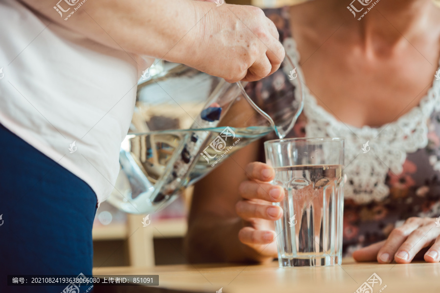 饮用宝石活化健康水的女性