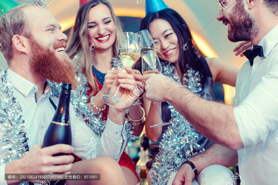 一群朋友在酒吧里用香槟祝酒，庆祝生日或除夕