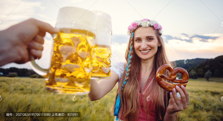 在巴伐利亚州，一对穿着传统服装、用啤酒敬酒的夫妇的POV照片