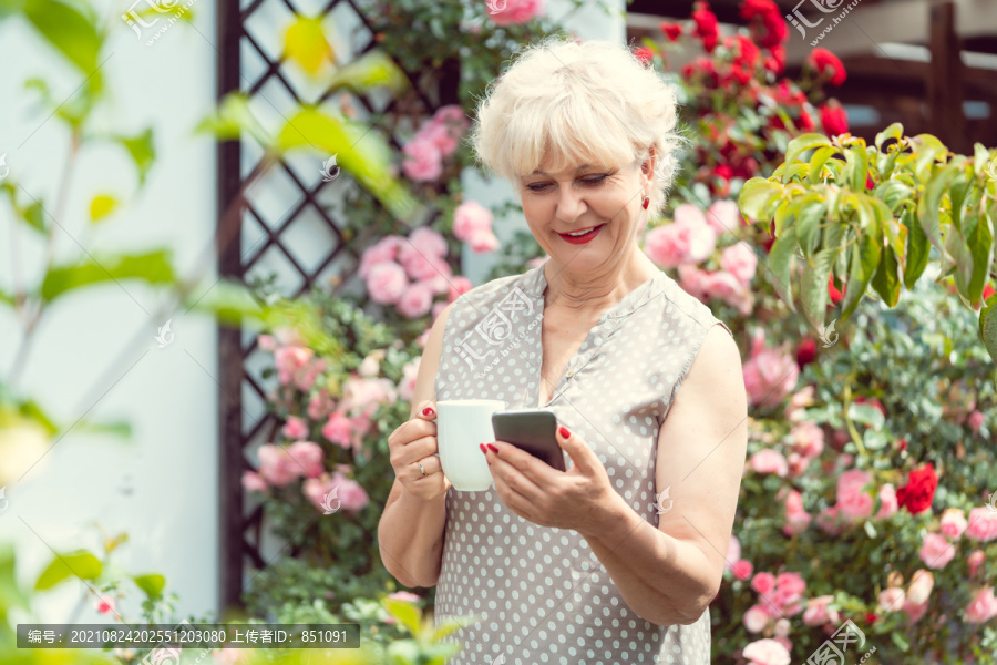 快乐的年长女士或祖母使用智能手机给家人发短信