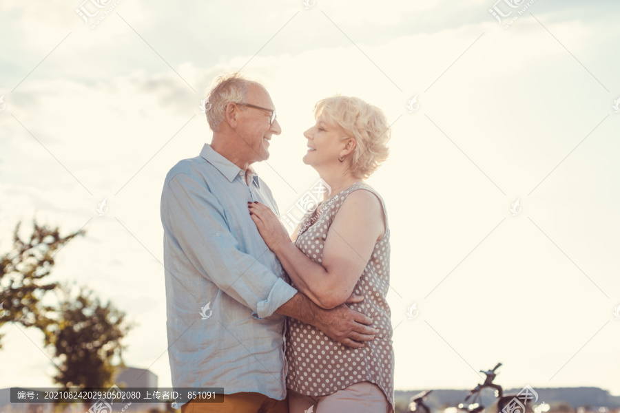 年长的男人仍然爱着他的妻子，拥抱着她，两人面面相觑
