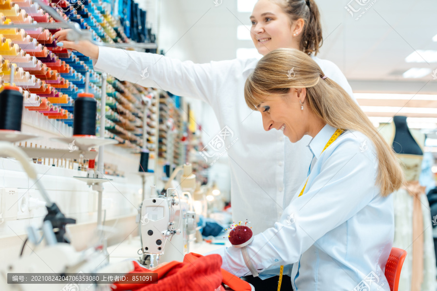 两名裁缝妇女在工作室工作