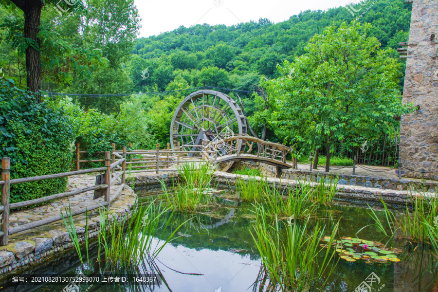 木轮水车石拱桥与池塘俯瞰图