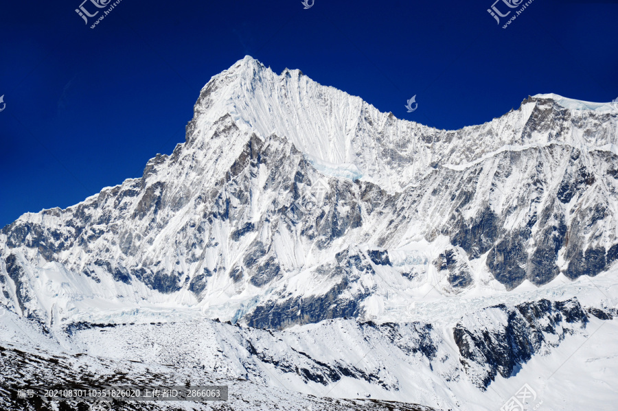 西藏蓝天下有蓝色冰川的雪山