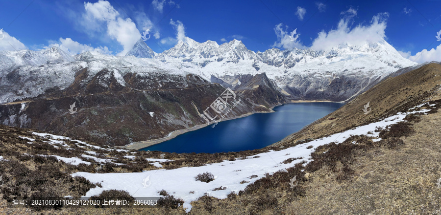 全景西藏蓝天下高原湖泊和雪山群