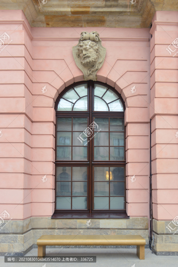 德国历史博物馆展厅窗户装饰雕塑