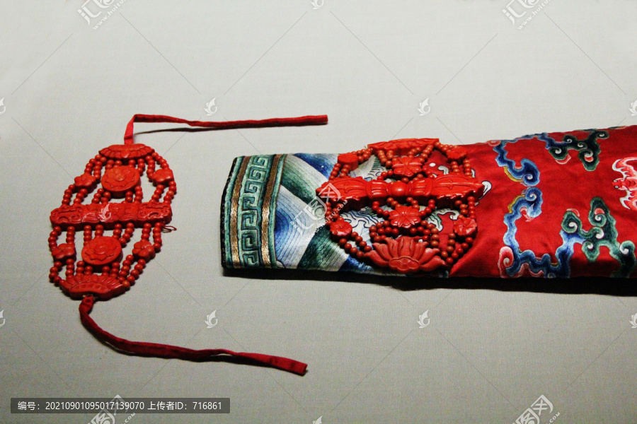 红色绣缎象牙璎珞佛衣袖子和饰品