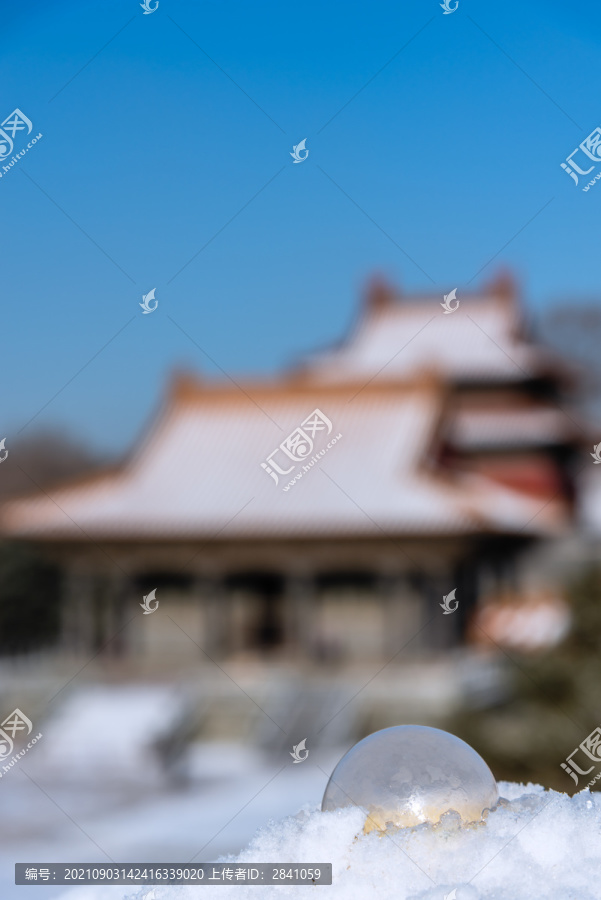 冬天雪后古建筑背景和肥皂泡