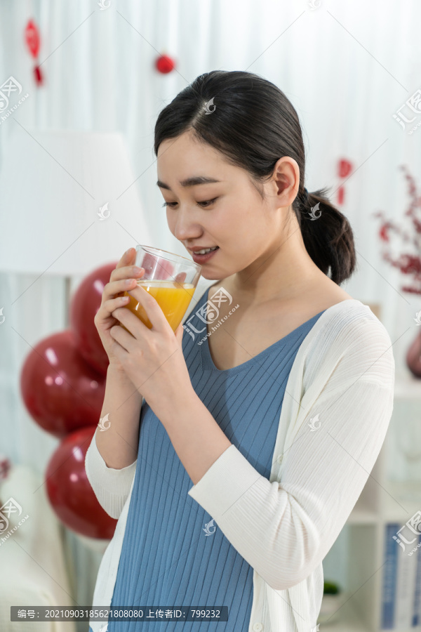 年轻女子喝果汁