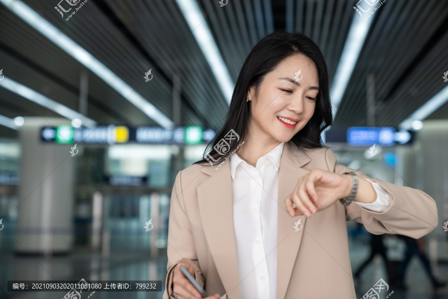 商务女士在机场看手表