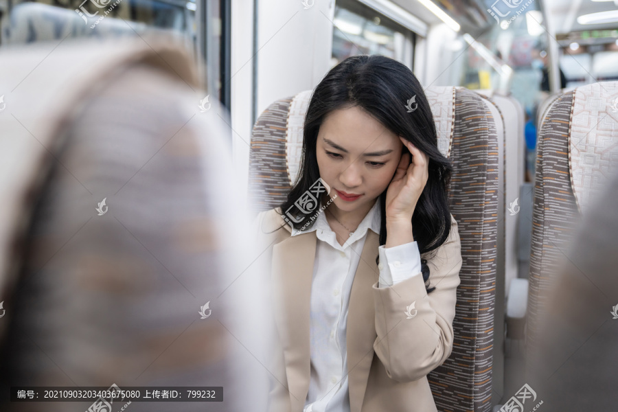 商务女士乘坐地铁按摩