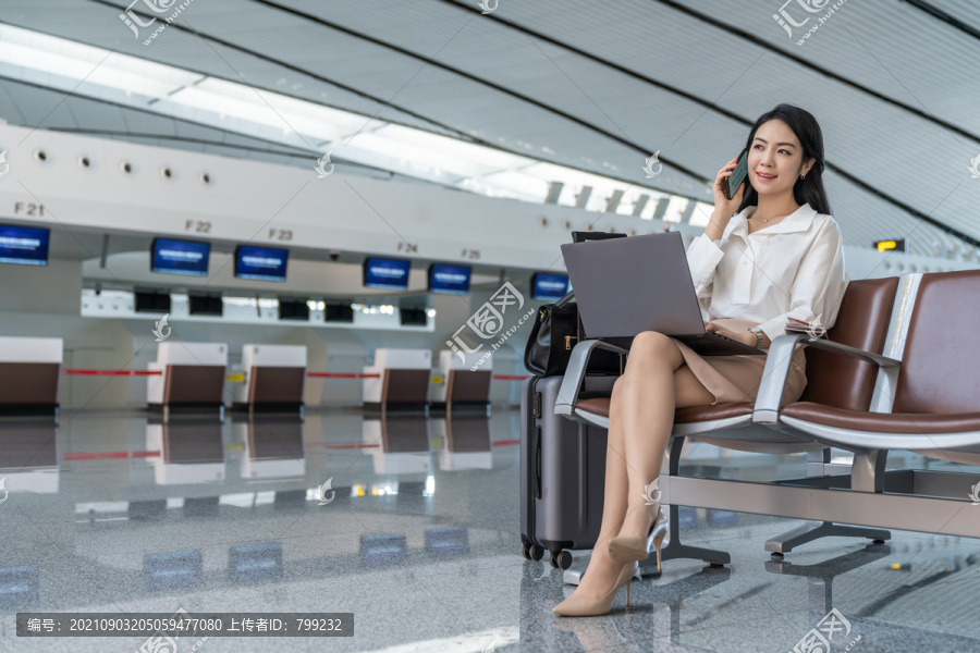 商务女士在机场打电话