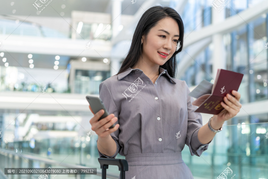 商务女士在机场看机票