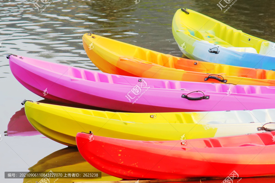 水里一排皮划艇