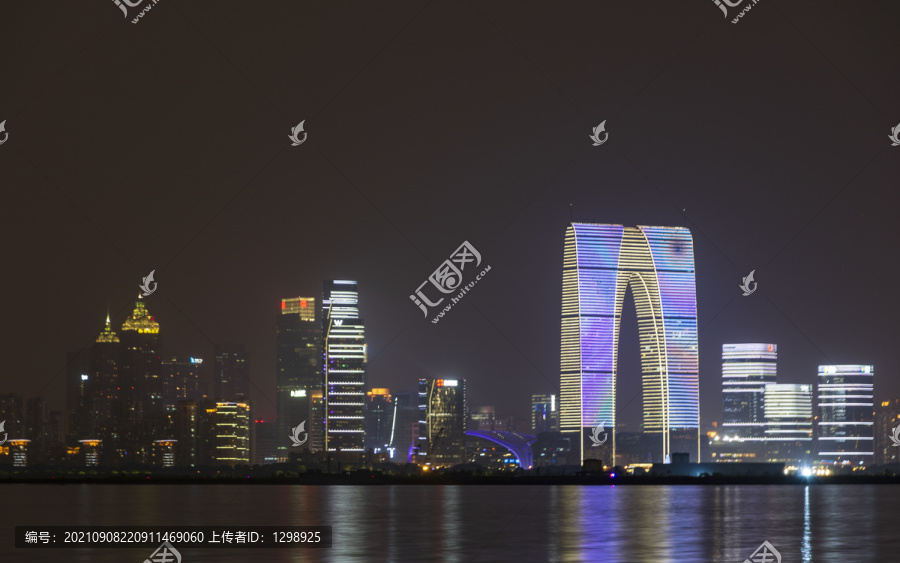 金鸡湖东方之门建筑夜景