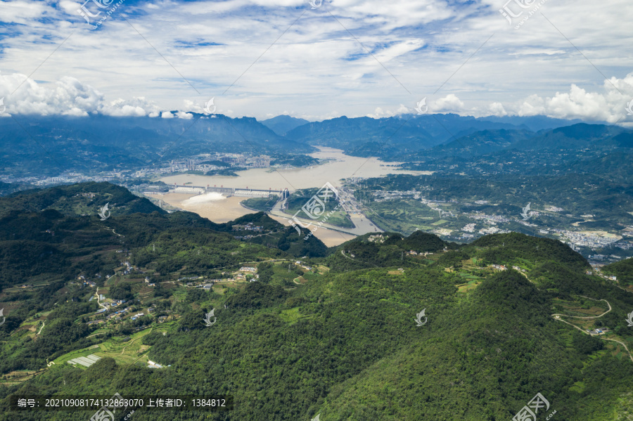 群山环抱三峡大坝