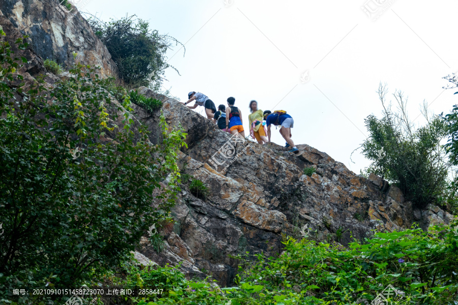 登山的游客