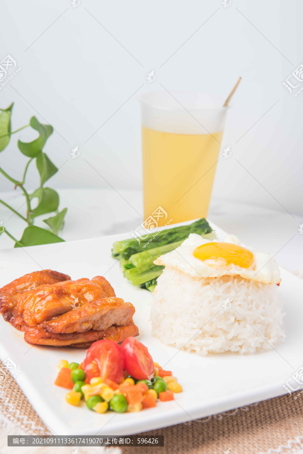 鸡肉饭配饮料