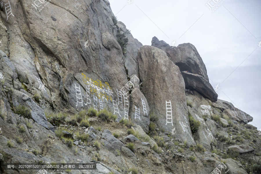 西藏拉萨郊区的山和寺庙