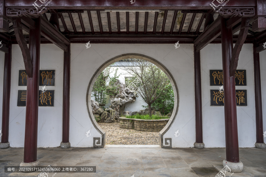 中式古典建筑圆形门墙