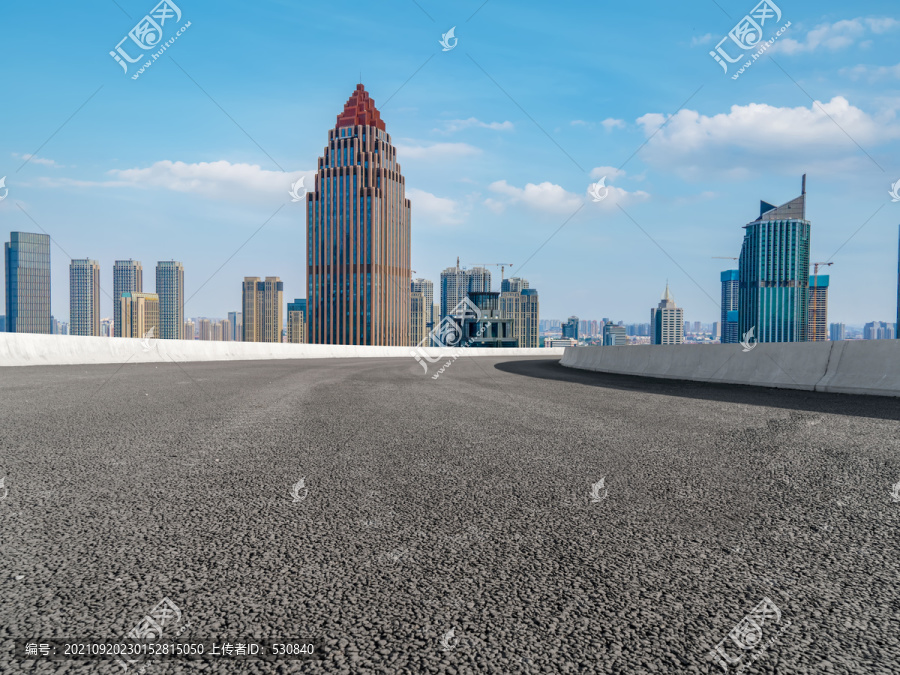 公路弯道和建筑景观