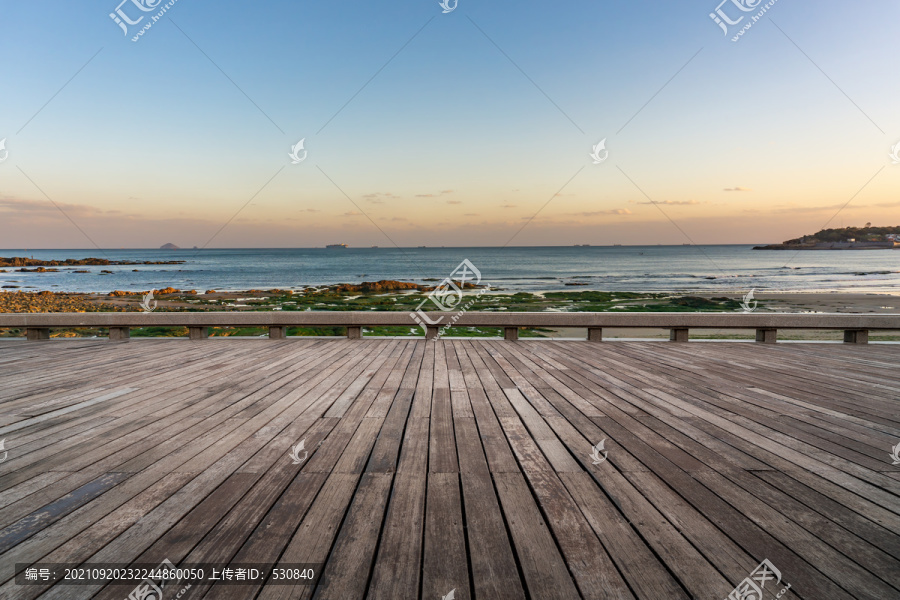 木板观景台和海岸线风景