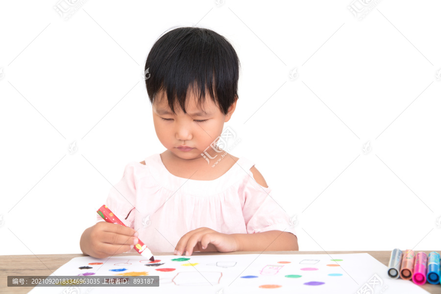 孩子可爱的小手在画纸上画简笔画