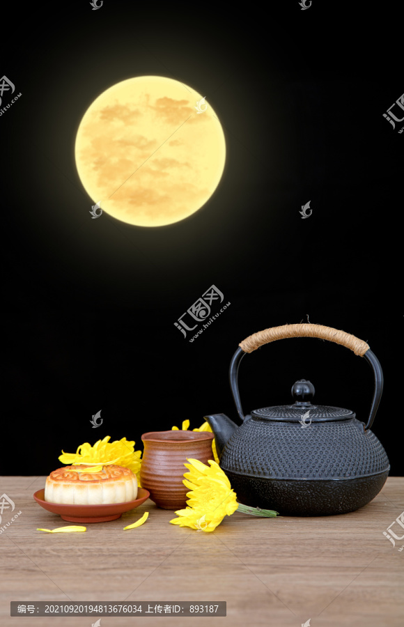 中秋的月饼和一个黑色的茶壶