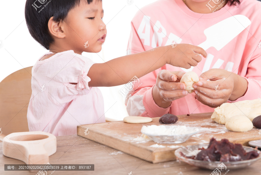 中国孩子和妈妈一起手工做月饼