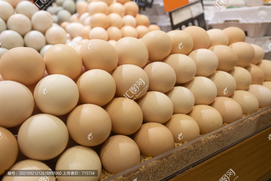 超市货架上待销售的新鲜鸡蛋