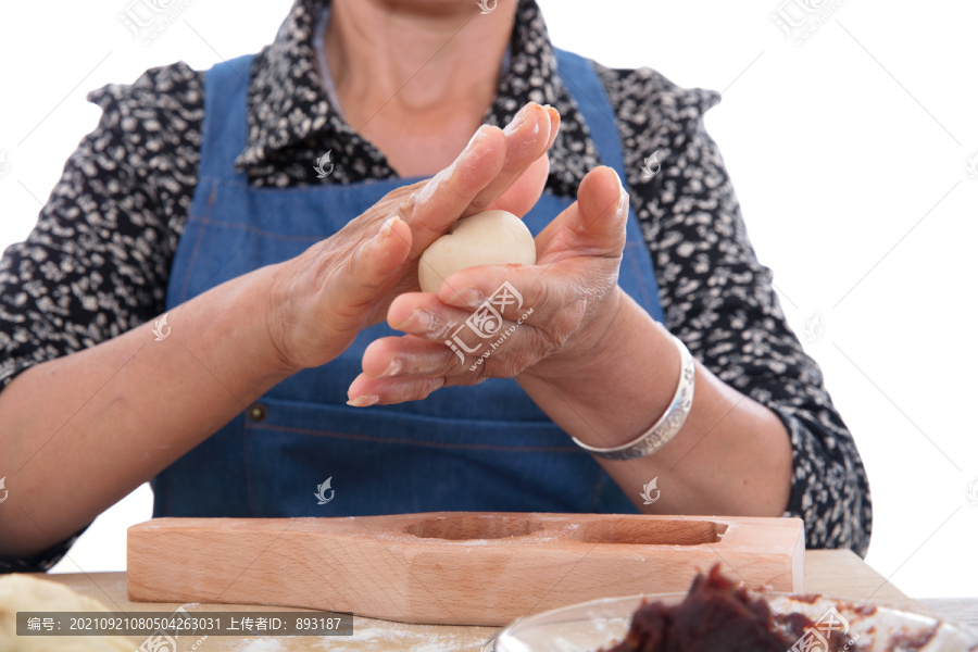 手拿面团制作中秋传统美食月饼