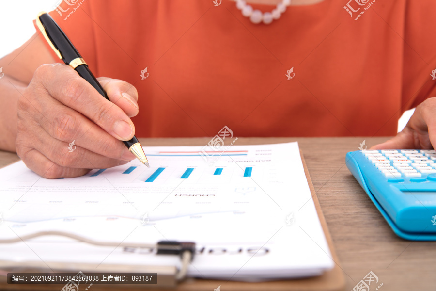 特写拍摄资深会计师手部使用计算