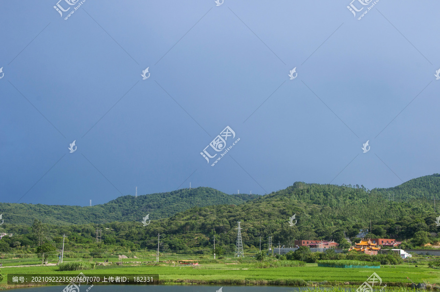 大雨来临前的山村