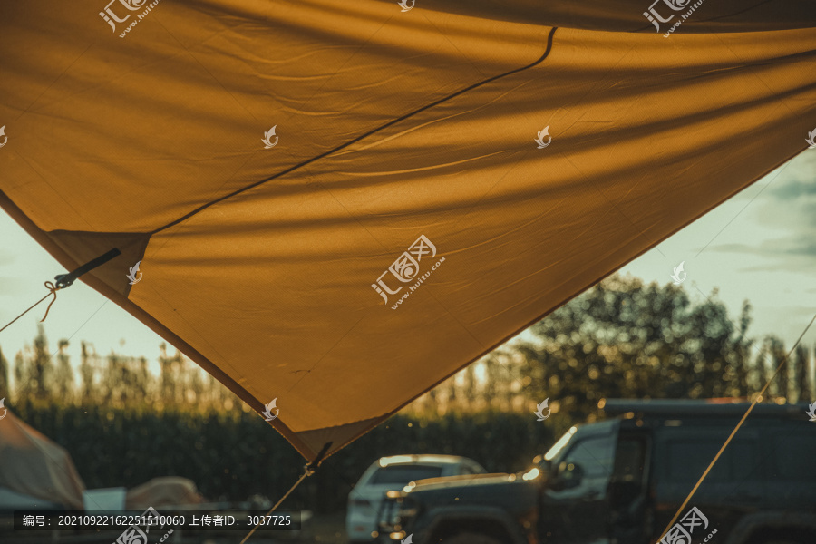 帐篷天幕下的日落